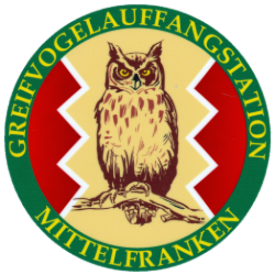 Logo Greifvogelauffangstation Mittelfranken e.V. mit Eule auf Ast, Farben Grün, Rot, Geld